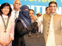 Amina Riaz with Hamza Shahbaz with key of car