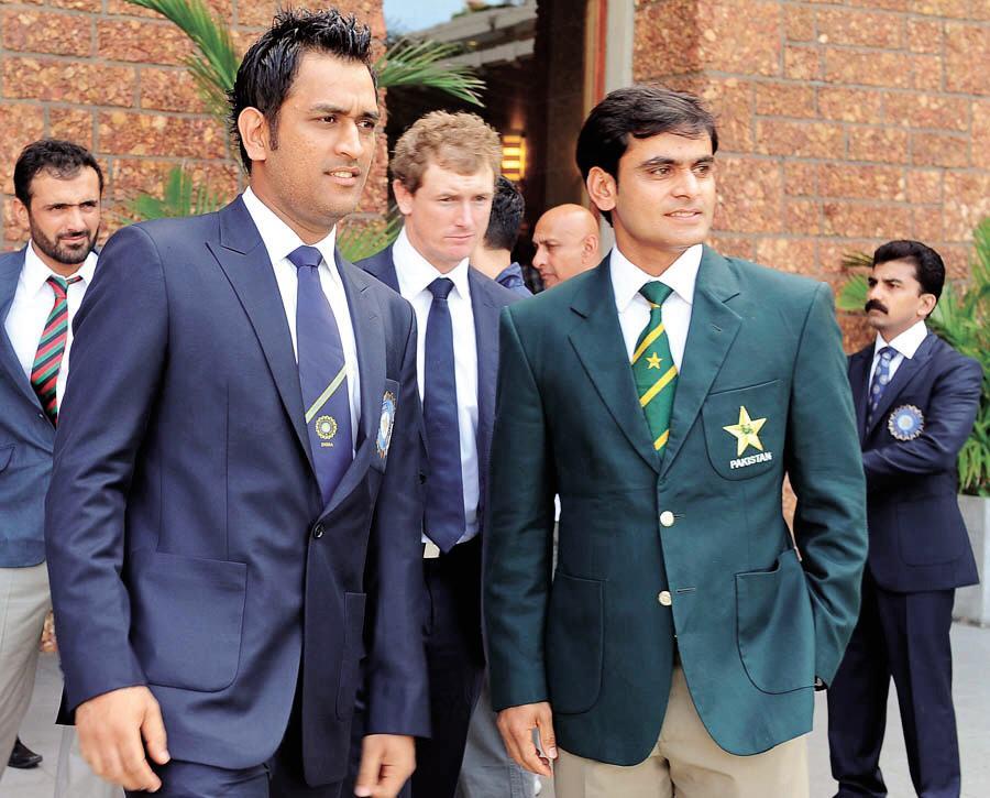 Pakistan T20 Captain Mohammad Hafeez And Indian Cricket Captain Dhoni Picture